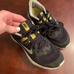 Boys black & yellow Nike sneakers -sz4. Excellent condition.